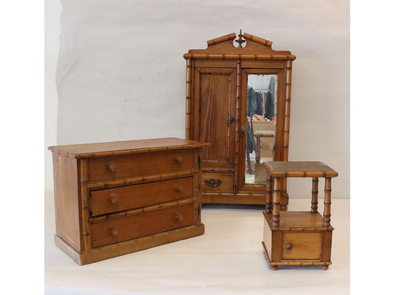 MOBILIER DE POUPEE en bois à l'imitation...