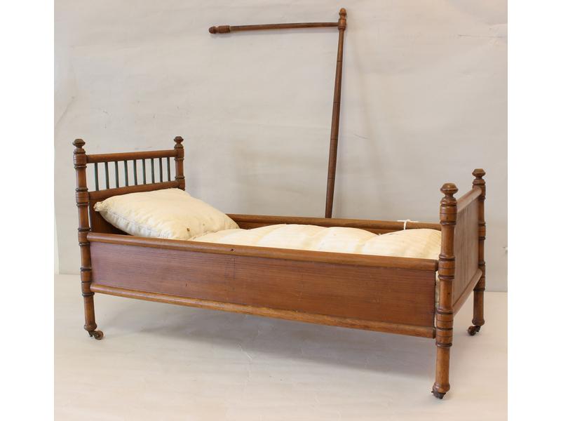 LIT DE POUPEE en bois façon bambou, sur roulettes,...