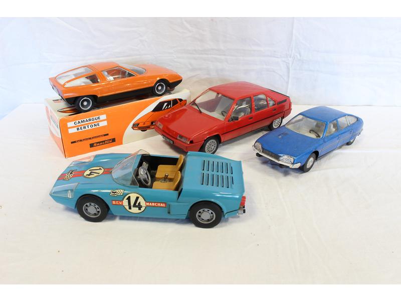 LOT DE 4 VOITURES en plastique comprenan...