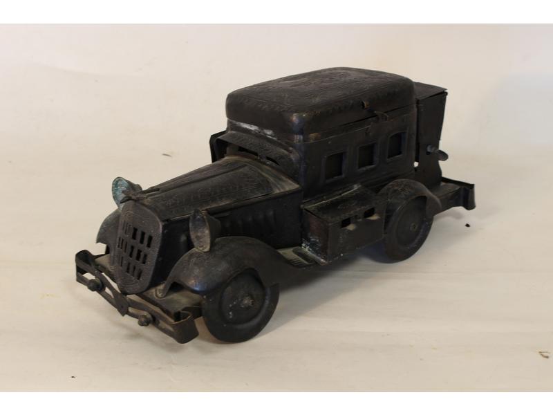 VOITURE en tôle gravée et peinte noir, formant...