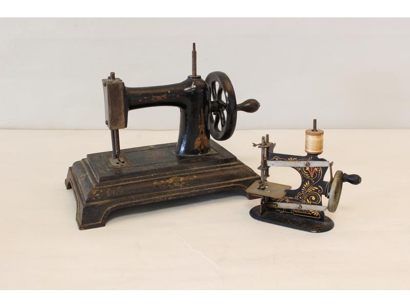 DEUX MACHINES A COUDRE miniatures, l'une...