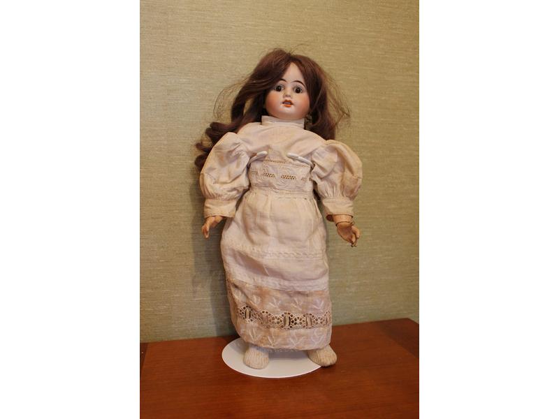 POUPEE tête en porcelaine marquée en creux...