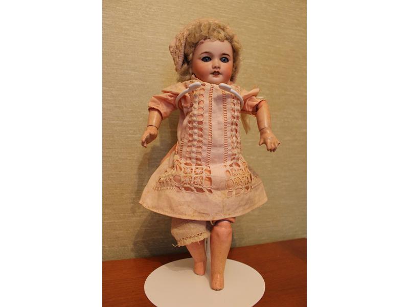 POUPEE tête en porcelaine, bouche ouverte,...