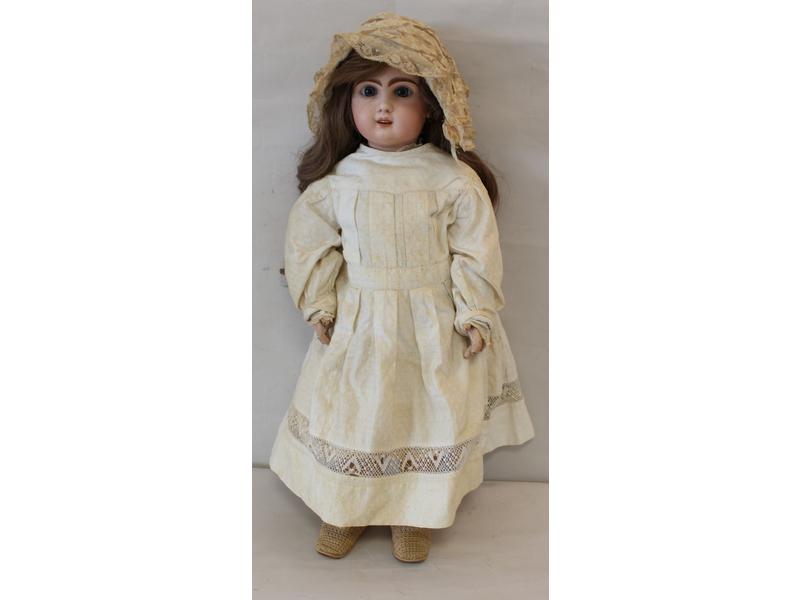 POUPEE à tête en porcelaine, sur un corps...