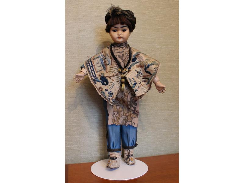 POUPEE chinoise marcheuse à tête pivotante,...