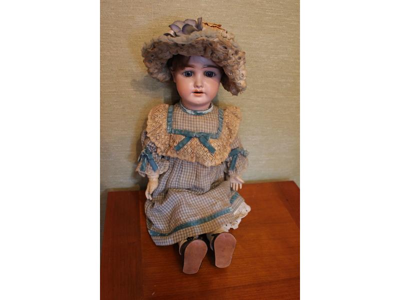 POUPEE tête en porcelaine marquée en creux...