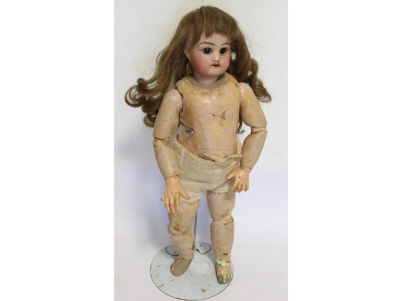 POUPEE à tête en porcelaine, bouche ouverte,...