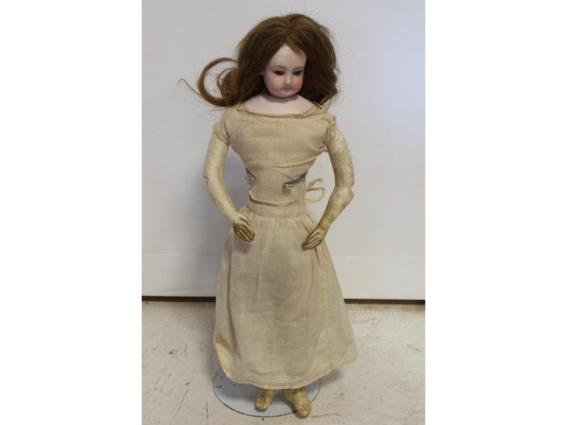 POUPEE DE MODE à tête et buste en porcelaine,...