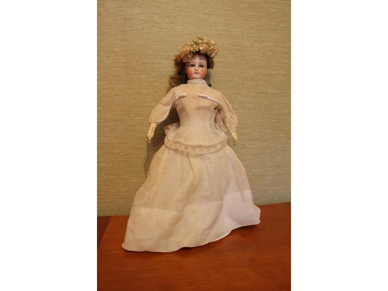 POUPEE DE MODE type Parisienne à tête articulée...