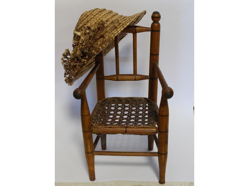 CHAPEAU de poupée en paille tressée et fleurs...