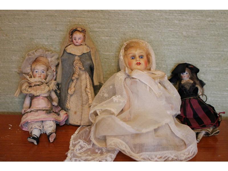 TROIS PETITES MIGNONETTES, dont une religieuse,...