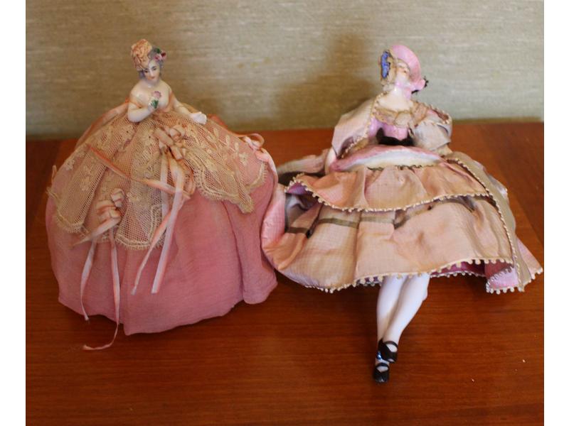 DEUX ELEGANTES en porcelaine polychrome,...