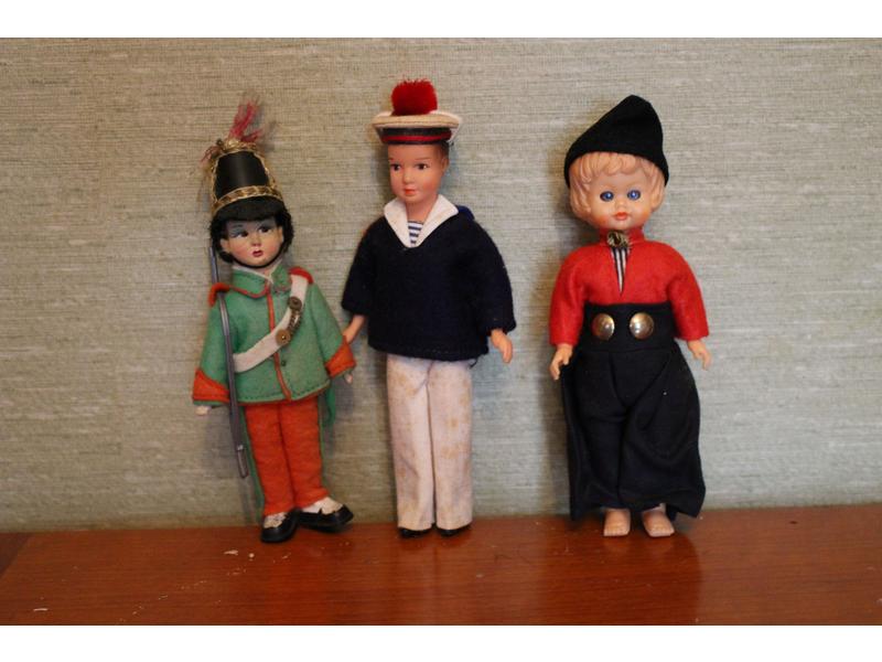 3 PETITES POUPEES en celluloïd et en chiffon...