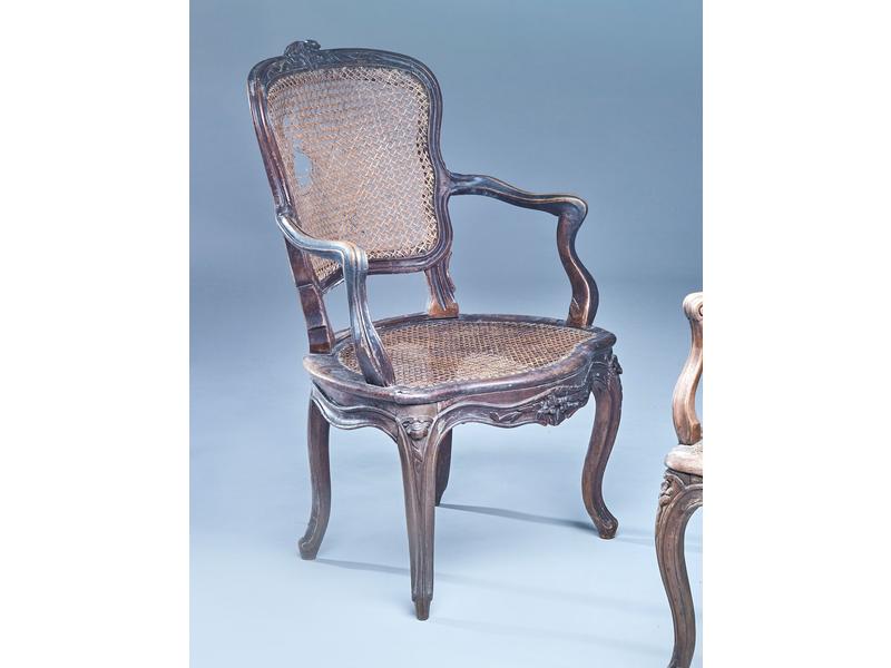 FAUTEUIL canné à dossier violoné en hêtre...