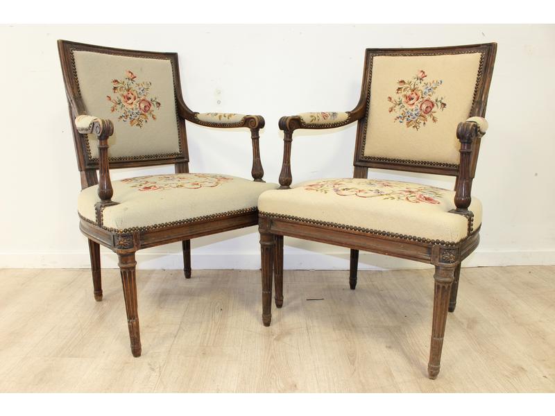 PAIRE DE FAUTEUILS en hêtre mouluré et s...