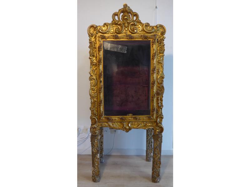 VITRINE sur quatre pieds droits, en bois...