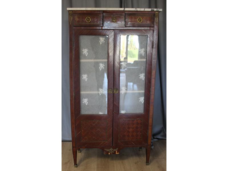 VITRINE à hauteur d'appui en placage de bois...
