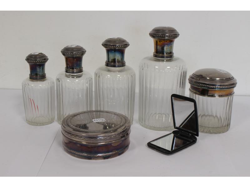 SUITE DE CINQ FLACONS DE TOILETTE en cristal...