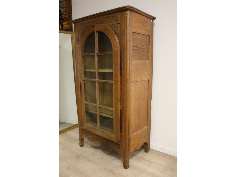 VITRINE à hauteur d'appui en chêne mouluré...