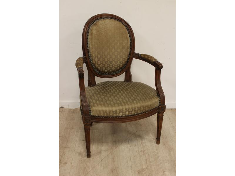 FAUTEUIL  à dossier médaillon.
