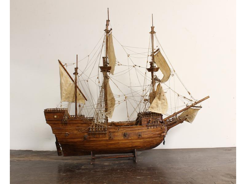 MAQUETTE DE BATEAU TROIS MÂTS en bois à un...