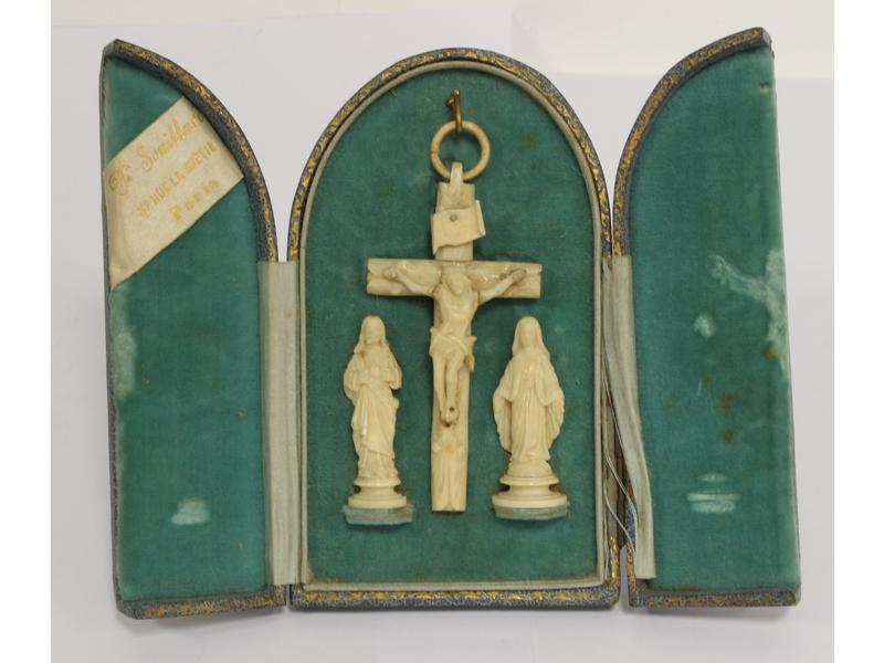 COFFRET comprenant un petit calvaire en ivoire...