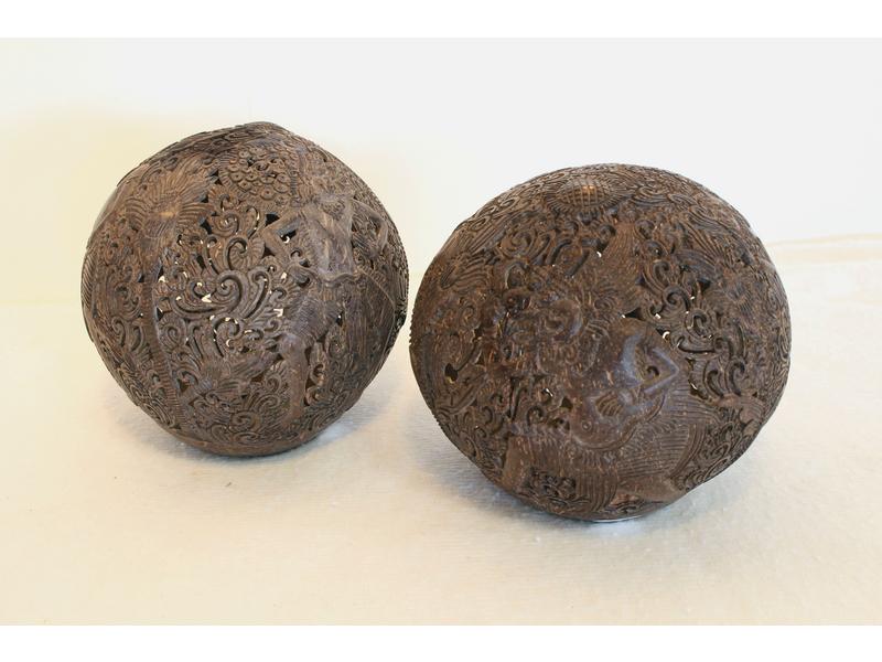PAIRE DE NOIX DE COCO sculptées ajourées...
