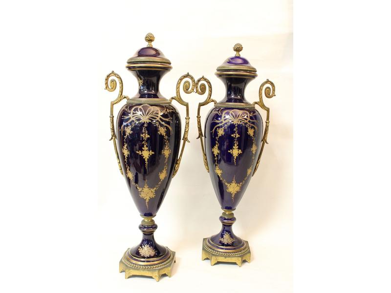 PAIRE DE VASES couverts de forme balustre...