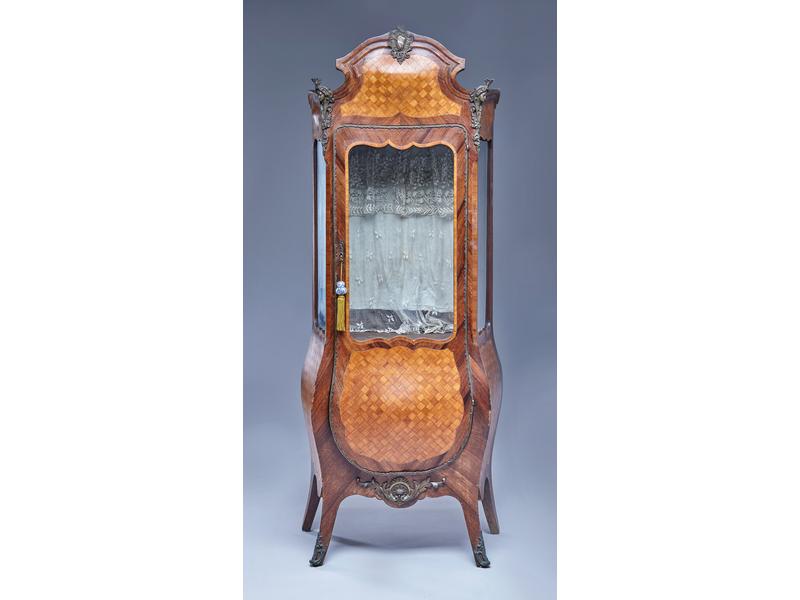 VITRINE en bois de placage et bombée toutes...