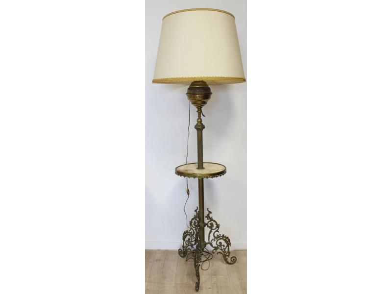 LAMPADAIRE en régule et laiton doré à plateau...