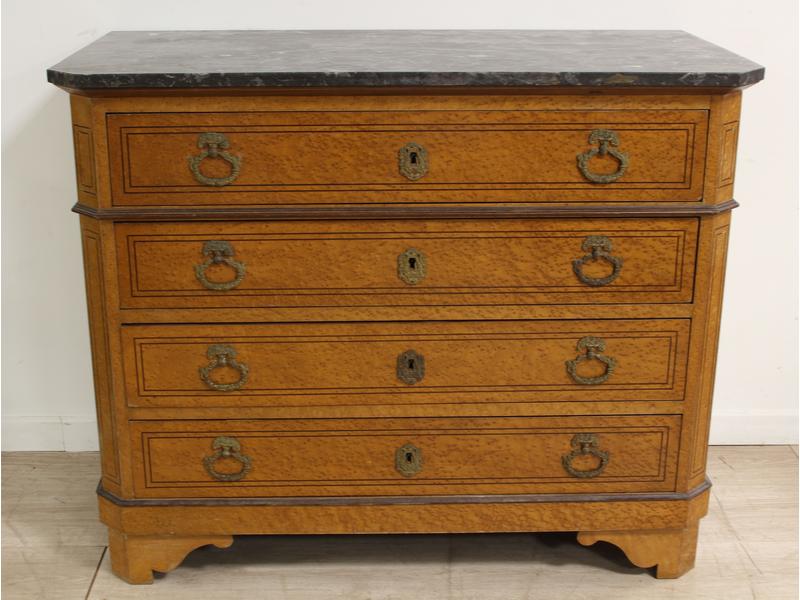 PETITE COMMODE rectangulaire en placage d'érable...