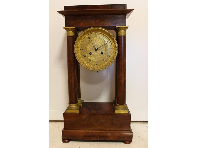 PENDULE PORTIQUE en acajou et placage d'acajou,...
