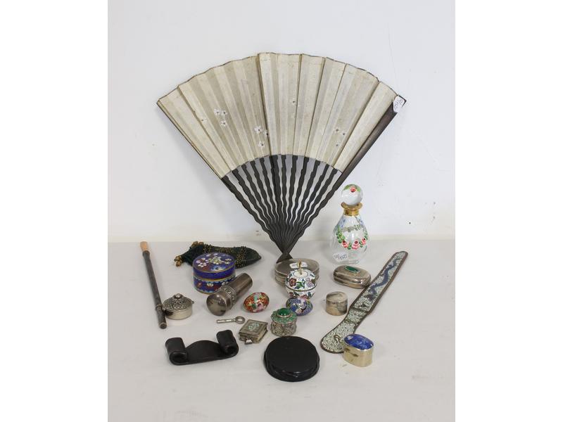 ENSEMBLE DE PETITS OBJETS DE VITRINE tels...