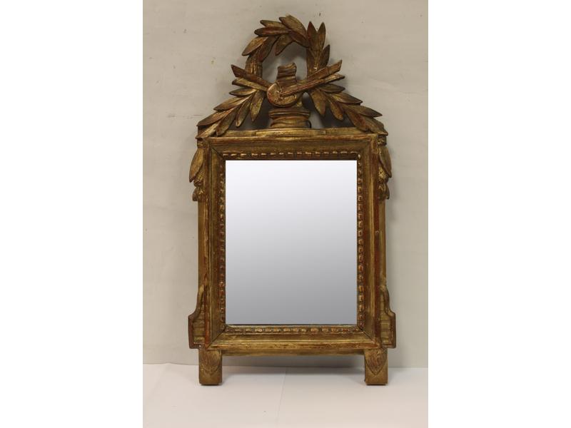PETIT MIROIR A FRONTON en bois et stuc doré...