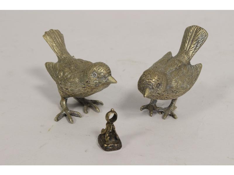 DEUX PETITS MOINEAUX en bronze argenté et...