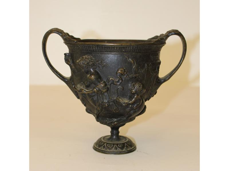 COUPE sur piédouche à deux anses en bronze...