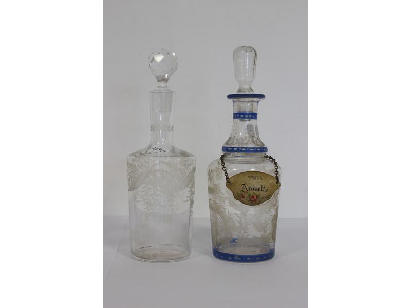 DEUX FLACONS en cristal gravés de rosace...