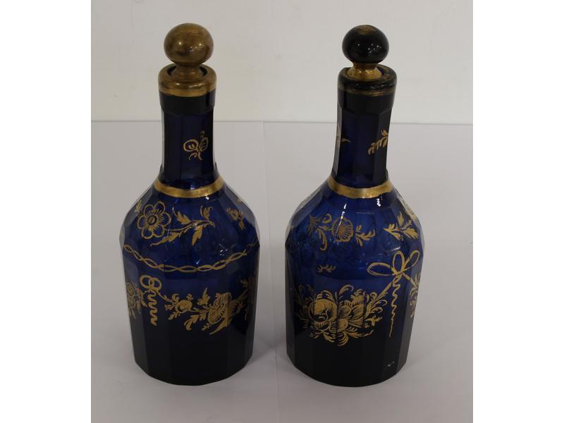 PAIRE DE FLACONS A PARFUM de forme baluste...