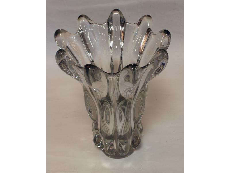 GRAND VASE en cristal à décor de forme chantournée...