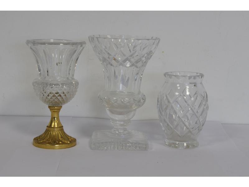 TROIS PETITS VASES en cristal taillé.