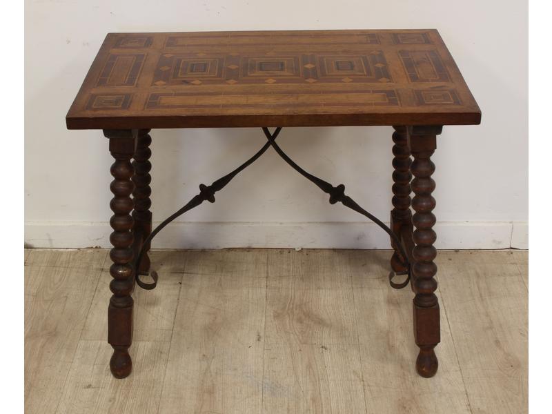 TABLE BASSE marquetée à pieds espagnols.
