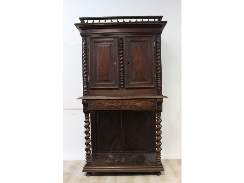 CABINET rectangulaire en chêne ciré, ouvrant...