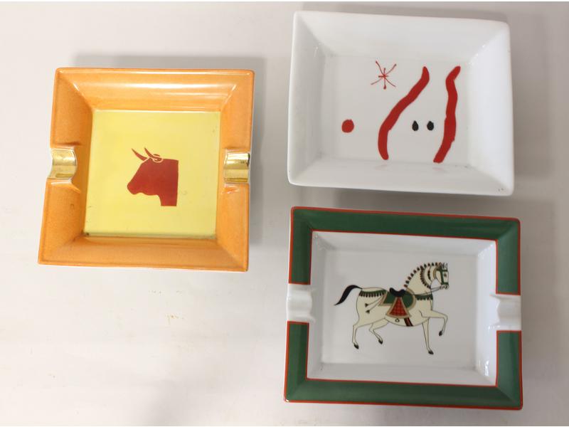 LOT de cendriers en porcelaine, le premier...