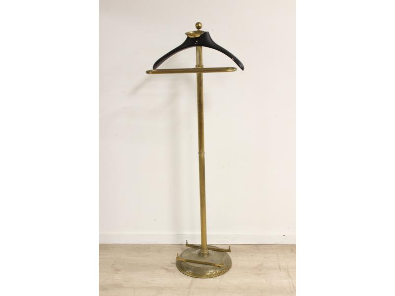 VALET DE CHAMBRE en métal doré, vers 195...