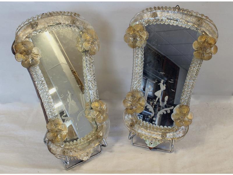 PAIRE DE PETITS MIROIRS de Venise à décor...