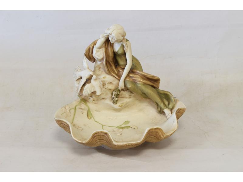 ROYAL DUX, coupe en porcelaine émaillée polychrome...