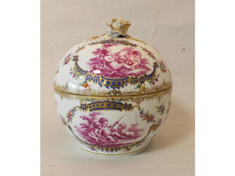 BOMBONNIERE de forme ronde en porcelaine...