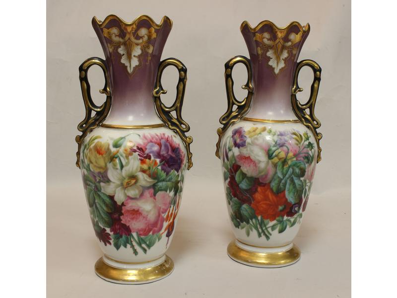 PAIRE DE VASES de forme balustre à deux anses...