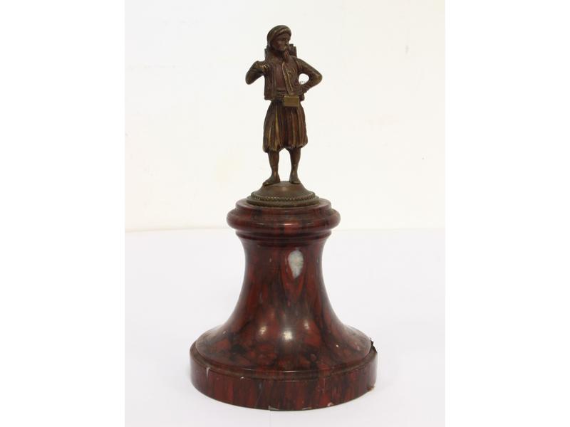 ZOUAVE en bronze sur sa base rouge veiné...
