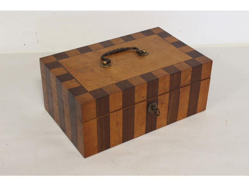 COFFRET A BIJOUX rectangulaire en placage...